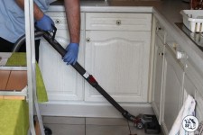 Aide familiale Charleroi - Aspirer et nettoyer le sol de la cuisine