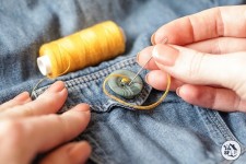 Aide familiale - Effectuer des petits travaux de couture, recoudre, ajuster les vêtements