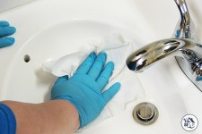 Aide familiale - Entretenir la salle de bain et nettoyer le lavabo