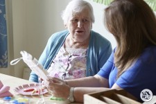 Aide familiale - Veiller à la santé morale et être présent pour les personnes agées isolées