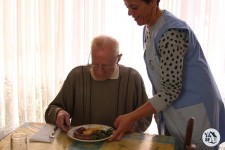 Aide familiale Charleroi - S'assurer que les personnes agées prennent bien leur repas