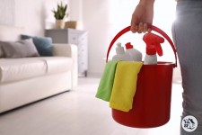 Aide-ménagère sociale - Aspirer et nettoyer les pièces de vie