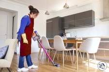 Aide-ménagère sociale - Aspirer et nettoyer la salle à manger