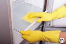 Aide-ménagère sociale - Vérifier les aliments périssables et nettoyer le frigo