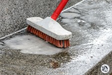 Aide-ménagère sociale - Nettoyer les marches et l'entrée extérieures de l'habitation
