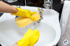 Aide-ménagère sociale - Nettoyer et désinfecter la salle de bain ou la salle de douche