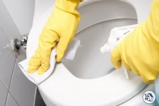 Aide-ménagère sociale - Que peut faire l'aide-ménagère sociale ? Nettoyer et désinfecter les sanitaires de la maison ou de l'appartement