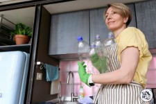 Aide-ménagère sociale - Le nettoyage de la cuisine. Frigo, plan de travail, armoires et autres