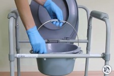Aide-ménagère sociale - Vider, rincer et désinfecter la chaise percée