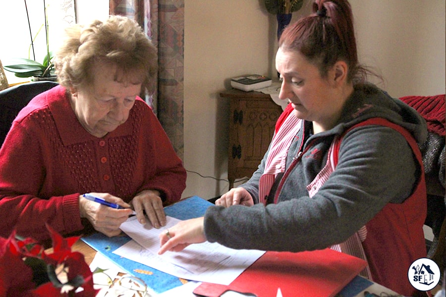 Aide-ménager·ère social·e Charleroi avec bénéficiaire femme senior